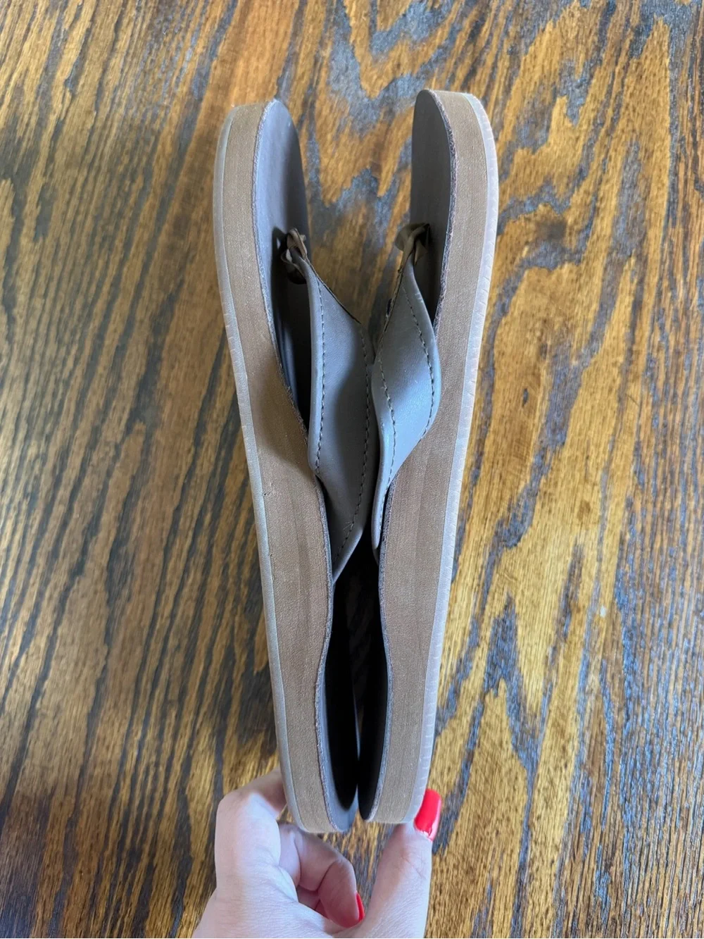 men’s brown leather flip flops - vineyard vines!